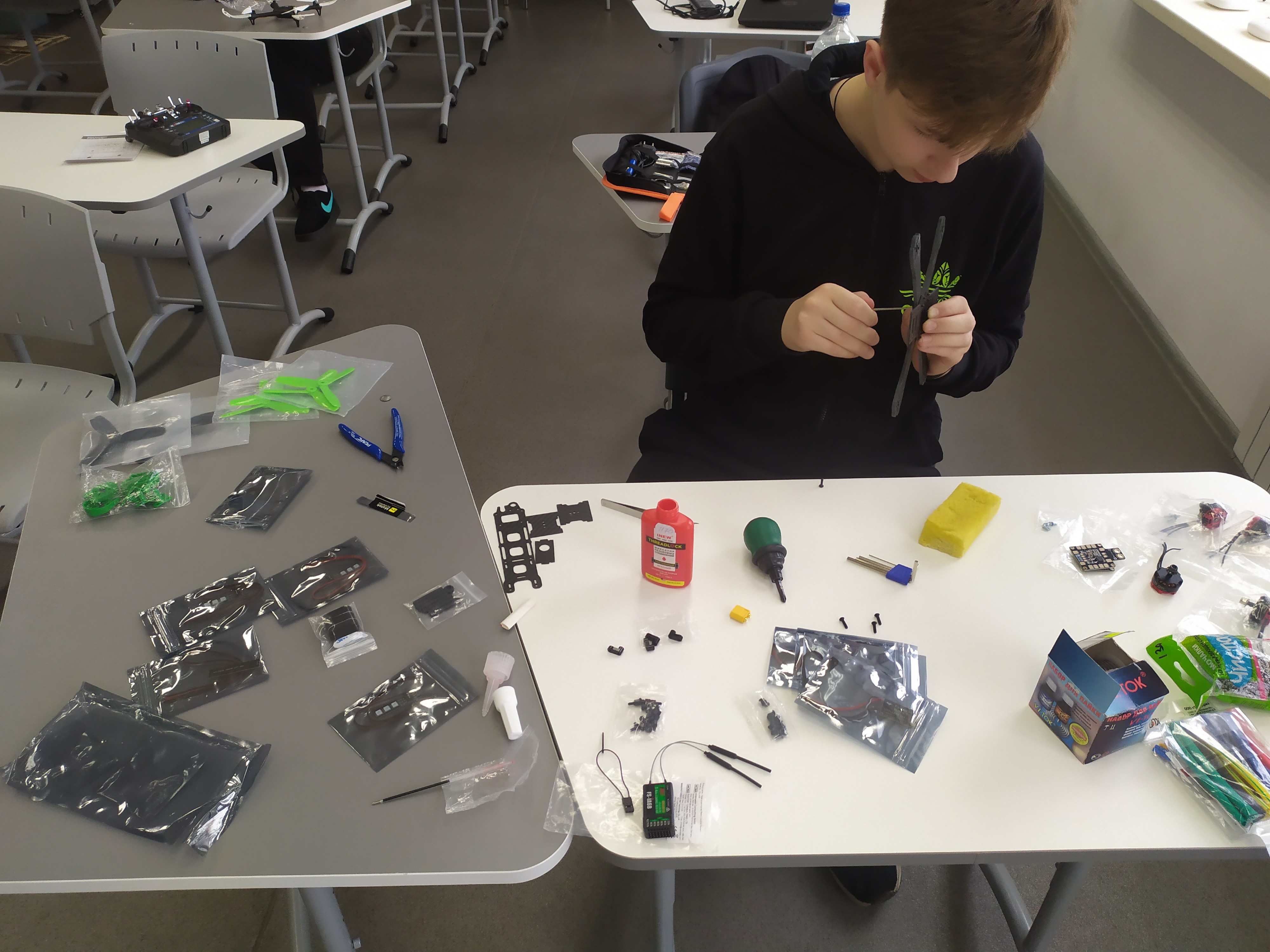 На занятиях в Точке роста ученики изучают базовое строение квадрокоптеров. Собираем FPV дрон